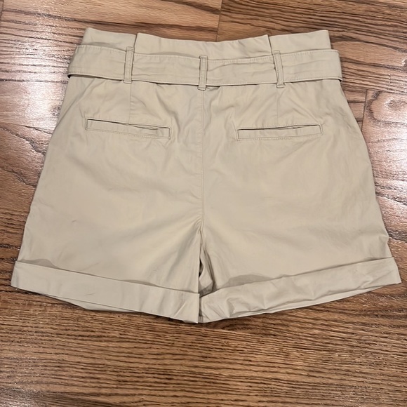 Banana Republic Tan Shorts.  Size 4 - Picture 8 of 10